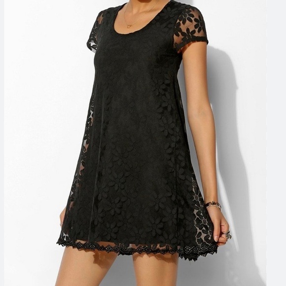 Kimchi Blue Dresses & Skirts - Kimchi Blue | Black Floral Lace Trapeze Shift Dress Sz XS